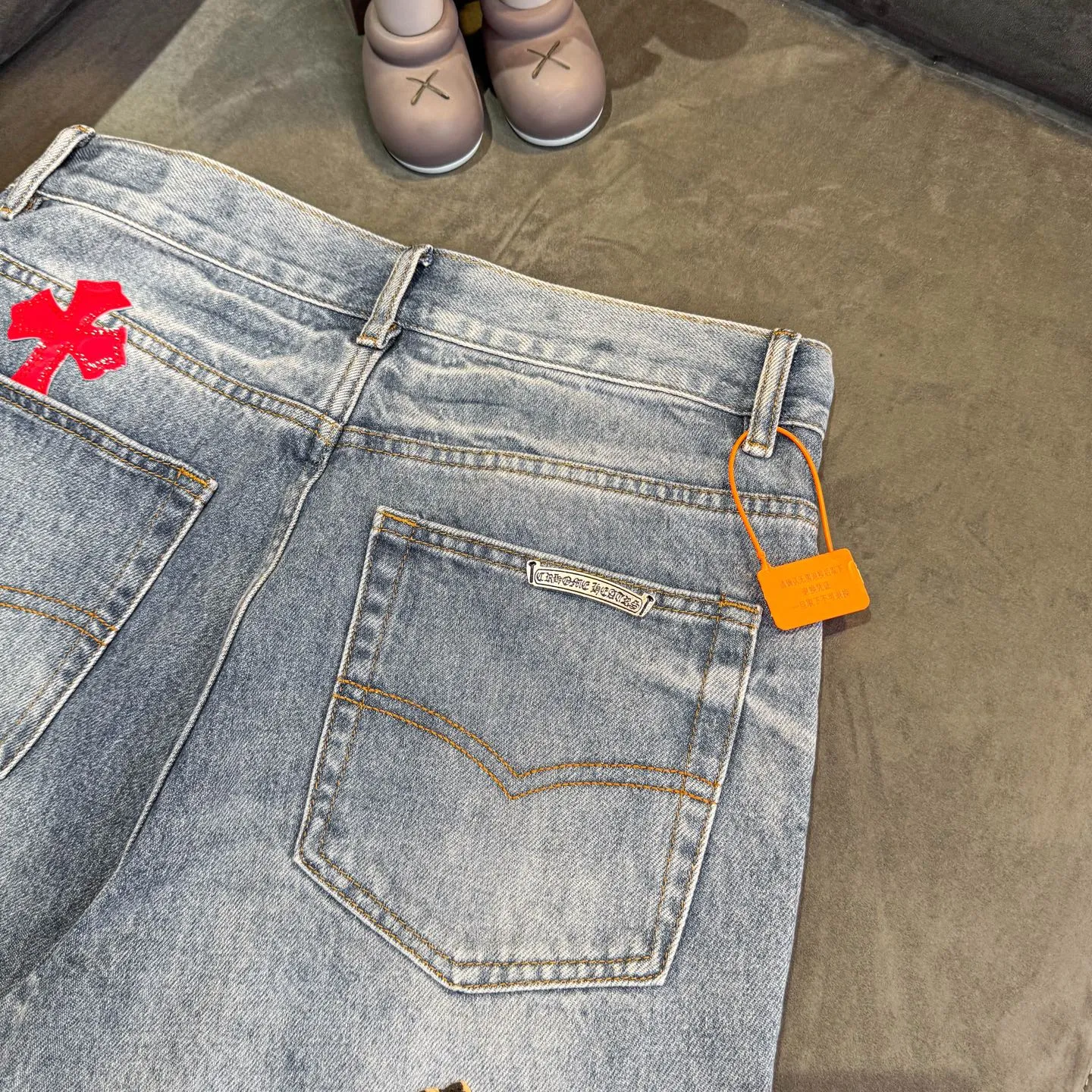 P280 Chrome Hearts blue denim with red black panther pattern multi-leather jeans. CH jeans need to be washed and then disassembled and hand-stitched with sheepskin cross leather and then spliced ​​to complete. The whole piece has too many craftsmanship to explain. The patchwork cross pattern is embellished, and the high-waisted washed jeans! ! Absolutely high-end luxury products, god-level single products and super popular products, made with top heavy industry, a must-see magic weapon. Customized hardware. The fabric is thick and soft after washing. It has good breathability. Customized small leather label. Unique design. The details are simple and elegant, and the workmanship is exquisite. The entire trousers are neatly routed and the details are in place! It’s so cool that both men and women can easily control the genderless trend! Color: Blue Size: 28 30 32 34 36